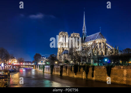 Blick über die Seine auf illuminatred Rückseite der Kathedrale Notre Dame de Paris in der Nacht in die Welt berühmten gotischen Römisch-katholische Kathedrale i Stockfoto