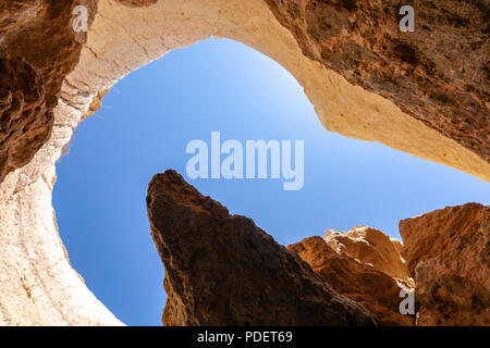 Felsformationen in Praia dos Tres Castelos Strand, Portimão, Algarve, Portugal. Stockfoto