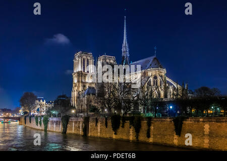 Blick über die Seine auf illuminatred Rückseite der Kathedrale Notre Dame de Paris in der Nacht in die Welt berühmten gotischen Römisch-katholische Kathedrale i Stockfoto