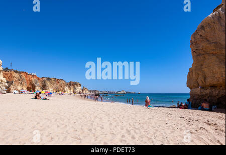 Felsformationen in Praia dos Tres Castelos Strand, Portimão, Algarve, Portugal. Stockfoto