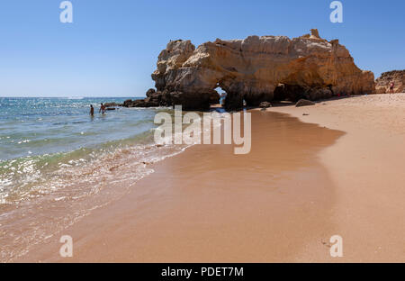 Felsformationen in Praia dos Tres Castelos Strand, Portimão, Algarve, Portugal. Stockfoto