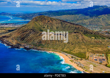 Luftaufnahme von Koko Head, Maunalua Bay Lagune und Honolulu Küstenlinie in Hawaii von einem Hubschrauber Stockfoto