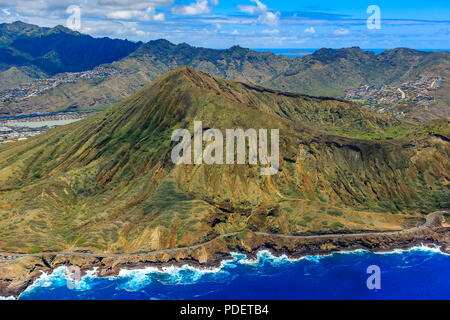 Luftaufnahme von Koko Head, Maunalua Bay Lagune und Honolulu Küstenlinie in Hawaii von einem Hubschrauber Stockfoto