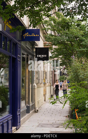 Paris Marais-Geschäften in der Rue des Rosiers im Marais-Viertel von Paris, Frankreich, Europa. Stockfoto