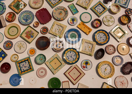 Hand gemalte Teller in der Wand in einem traditionellen portugiesischen Keramik shop, Artesanato eine Mó, Algarve, Portugal Stockfoto