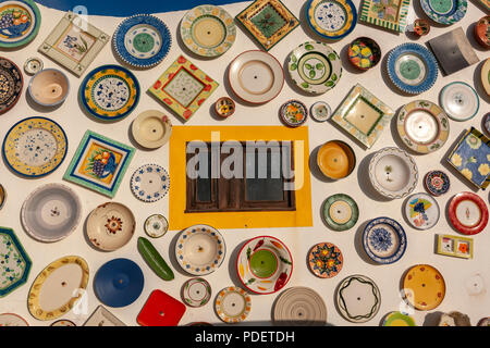 Hand gemalte Teller in der Wand in einem traditionellen portugiesischen Keramik shop, Artesanato eine Mó, Algarve, Portugal Stockfoto