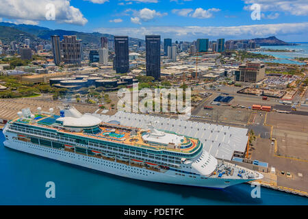 Oahu, Hawaii - 25. Mai 2015: Luftbild der Innenstadt von Honolulu Hawaii und ein Schiff von einem Hubschrauber Stockfoto