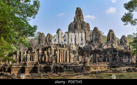 Panoramablick auf den Bayon Komplex in den Ruinen von Angkor Wat, Kambodscha Stockfoto