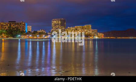 Nacht Blick auf Waikiki Beach und Diamond Head in Honolulu in der Nacht in Hawaii, USA Stockfoto