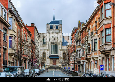 Leuven, Belgien - Januar 19, 2015: Blick auf die mittelalterliche St. Peter's Kirche und traditioneller Ziegelstein Häuser in Leuven Stockfoto