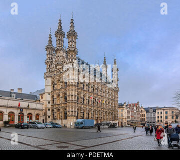 Leuven, Belgien - Januar 19, 2015: Blick auf die gotische Rathaus und Menschen zu Fuß auf Grote Markt Stockfoto