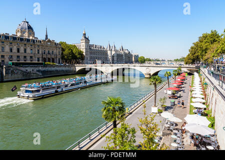 Die Ufer der Seine während Paris-Plages Sommer Event mit einem Boot vorbei unter dem Pont au Change und dem Palais de la Cite im Hintergrund. Stockfoto