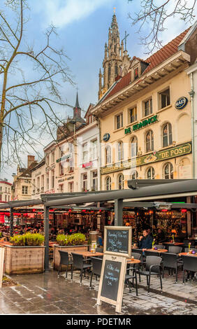 Antwerpen, Belgien - 18. Januar 2015: Blick auf Restaurants am Groenplaats, dem zentralen Platz von Antwerpen mit der Kathedrale Unserer Lieben Frau Stockfoto