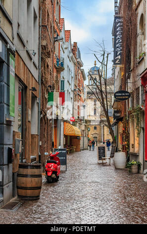 Antwerpen, Belgien - 18. Januar 2015: Blick auf Restaurants und traditionelle gemauerte Häuser von Antwerpen mit der Kathedrale Unserer Lieben Frau im Hintergrund Stockfoto