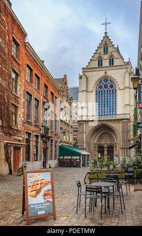 Antwerpen, Belgien - 18. Januar 2015: Blick auf Restaurants und traditionelle gemauerte Häuser von Antwerpen mit der Kathedrale Unserer Lieben Frau im Hintergrund Stockfoto