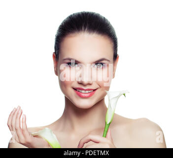 Junge Frau mit Calla Lilie Blume auf weißem Hintergrund niedlich. Schöne weibliche model Gesicht mit klare, frische Haut. Gesichtsbehandlung, Kosmetologie Stockfoto