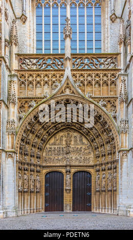 Haupteingangstüre zu Vrouwekathedraal, Kathedrale Unserer Lieben Frau, Antwerpen, Belgien, zwischen 1352 - 1521 erbaut Stockfoto