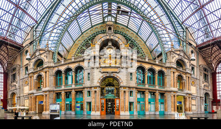 Antwerpen, Belgien - 18. Januar 2015: Halle der berühmten restaurierten Antwerpen Hauptbahnhof Stockfoto