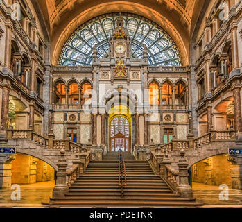 Antwerpen, Belgien - 18. Januar 2015: Halle der berühmten restaurierten Antwerpen Hauptbahnhof Stockfoto