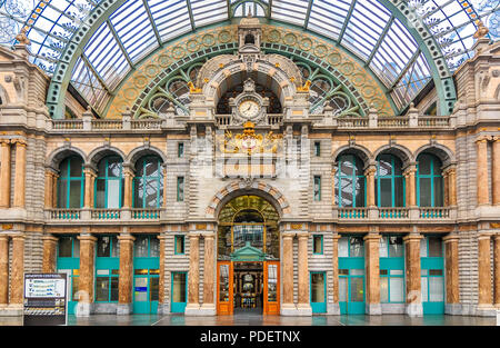 Antwerpen, Belgien - 18. Januar 2015: Halle der berühmten restaurierten Antwerpen Hauptbahnhof Stockfoto