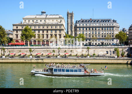 Die Ufer der Seine während Paris-Plages Sommer Event mit einem Boot auf dem Fluss, dem Chatelet Theater auf der linken und die Saint-Jacques Tower. Stockfoto