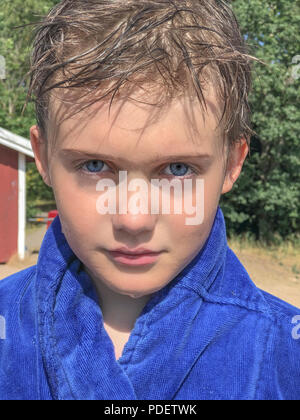 Hübscher junger kaukasischen Jungen mit schönen blauen Augen in die Kamera schauen, mit neutralen bestimmt sicher Ausdruck Stockfoto