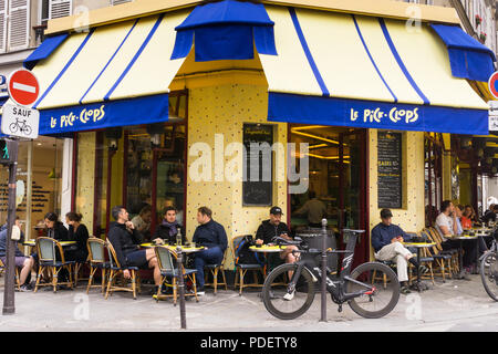 Café Paris Marais Le Pick Clops - Leute plaudern im Le Clops, das Café auf der Rue Vieille du Temple in Marais in Paris, Frankreich und Europa. Stockfoto