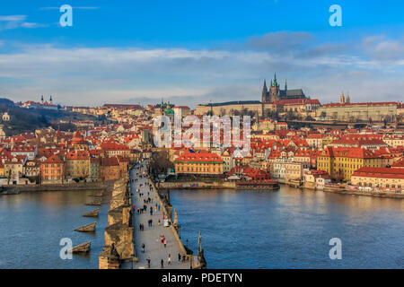 Blick auf die Prager Burg von der Karlsbrücke (a.k.a. Steinerne Brücke, kamenny die Meisten, Prager Brücke, Prazhski die meisten) über Moldau in Prag, Tschechische Repu Stockfoto