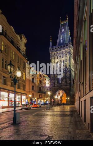 Prag, Tschechische Republik - 15. Januar 2015: Pulver Turm bei Nacht, in 1475 erbaut, einem hohen gotischen Turm in Prag, Tschechische Republik Stockfoto