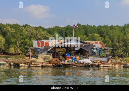 Float Fischerdorf auf tropischen Bäumen im Hintergrund in der Provinz Krabi Thailand Stockfoto