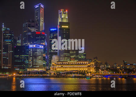 Singapur, Singapur - Januar 19, 2014: Blick auf die Skyline von Singapur und Waterfront, mit dem Automatik-wecker Fullerton Hotel im Vordergrund. Stockfoto