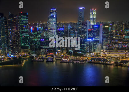 Singapur, Singapur, 19. Januar 2014 - Singapur Skyline bei Nacht gesehen vom Ku de Ta Restaurant in der Marina Bay Sands Hotel Stockfoto