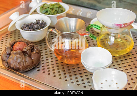 Xiamen, China - September 14, 2013: Traditionelle chinesische Teezeremonie mit einem Kaffee Pixiu Dragon, Kaffee Haustier, aus Zisha Ton, in einem Gong Fu (Kung Fu Stockfoto