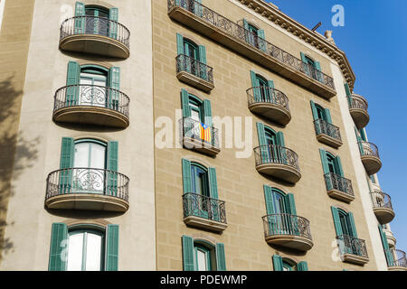 Barcelona, Spanien katalanische Flagge auf einem Gebäude, Balkon. Die starred Flagge La Senyera Estelada hängenden außerhalb eines Hauses in den Straßen der katalanischen Hauptstadt. Stockfoto