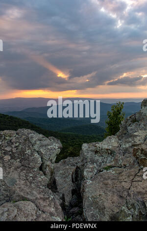 Sonnenuntergang vom Gipfel des Bearfence Berg in Shenandoah Nationalpark Stockfoto