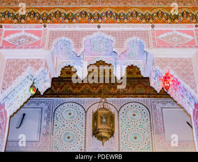 Farbenfrohe Putz und Zeder arabesken Schnitzereien an der Decke in einem marokkanischen Riad in Fez, Marokko Stockfoto