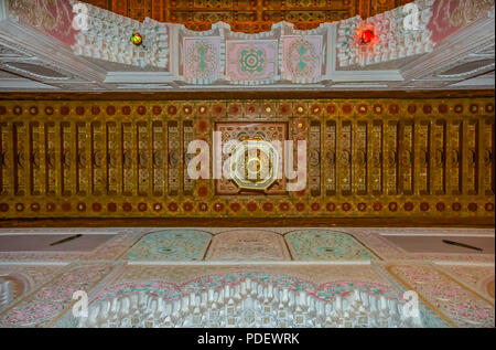 Traditioneller marokkanischer Zeder holz und Gips geschnitzten Decke in einem Riad in Fez, Marokko Stockfoto