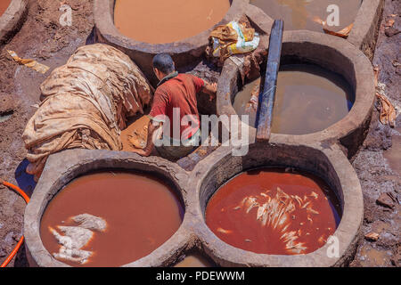 Fes, Marokko - 11. Mai 2013: Arbeitnehmer Handhabung verbirgt sich eine Gerberei in Fes, Marokko Stockfoto