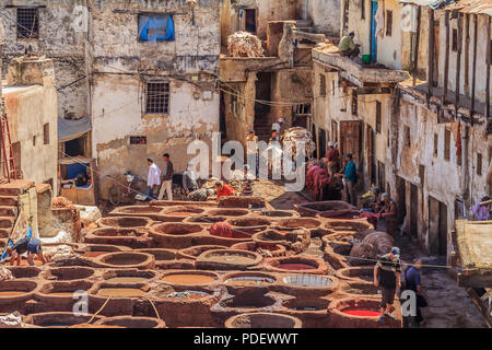 Fes, Marokko - 11. Mai 2013: Arbeitnehmer Handhabung verbirgt sich eine Gerberei in Fes, Marokko Stockfoto