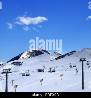 Skigebiet am Abend. Kaukasus Berge im Winter, Shahdagh, Aserbaidschan. Platz Foto. Stockfoto