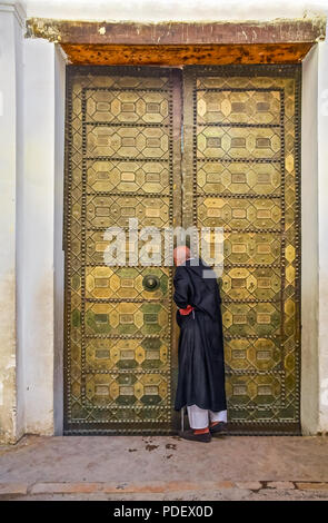 Fes, Marokko - 11. Mai 2013: Unbekannter berber Besucher an der Tür des Al Koran Universität Karaouine, die älteste Universität der Welt Stockfoto