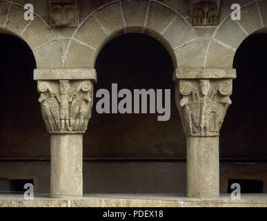 Königliches Kloster der Heiligen Maria von Pedralbes. Im 14. Jahrhundert gegründet. Gotische Kreuzgang. Detail der beiden Hauptstädte. Barcelona, Katalonien, Spanien. Stockfoto