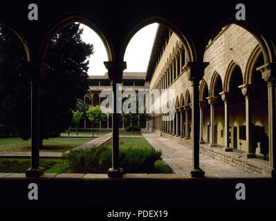 Königliches Kloster der Heiligen Maria von Pedralbes. Im 14. Jahrhundert gegründet. Gotische Kreuzgang. Architektonisches detail. Barcelona, Katalonien, Spanien. Stockfoto