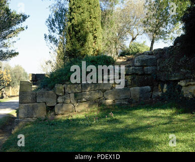 Iberischen Siedlung von El Puig de Sant Andreu. 6. Jahrhundert 2. vorchristlichen Jahrhundert. Iberian-Roman Wand. Quadratischen Turm in der Gegend des dreieckigen Bereich. 3. Jahrhundert v. Chr.. Ullastret, Provinz Girona, Katalonien, Spanien. Stockfoto