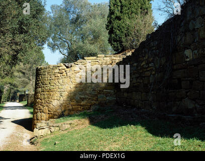 Iberischen Siedlung von El Puig de Sant Andreu. 6. Jahrhundert 2. vorchristlichen Jahrhundert. Iberian-Roman Wand. Runder Turm gehört zu den ältesten Festungsanlage (Ende 6.Jh. bis Anfang des 5. Jh. v. Chr.). Ullastret. In der Provinz Girona. Katalonien. Spanien. Stockfoto