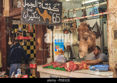 Fez Marokko - 11. Mai 2013: geschlachtet Kamel auf dem marokkanischen Markt in Fez Stockfoto