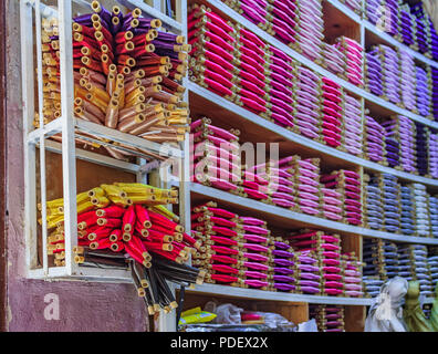 Bunte marokkanische Seide Spulen in einem Shop im Souk in Fez Stockfoto