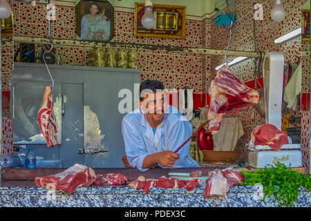 Fez, Marokko - Mai, 11, 2013: Metzger in einem Offenen marokkanischen Markt Stockfoto