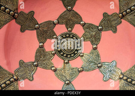 Traditionelle marokkanische verschönert Platte mit reich verzierten, silbernen Hand der Fatima (khamsa) Design eingerichtet Stockfoto