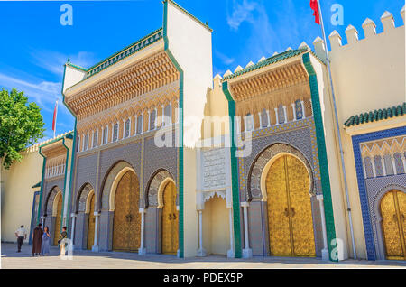 Fez, Marokko - Mai 11, 2013: Die Menschen in der frotn Haupttor zum Palast des Königs von Marokko in Stockfoto